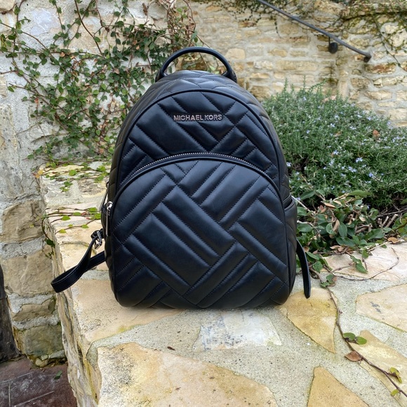 NWT Michael Kors md quilted leather backpack - Picture 7 of 7